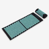 Ausgerollte Matte mit Nackenkissen