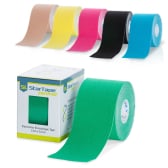Im Vordergrund eine grüne Rolle Tape, im Hintergrund fünf andere Farben
