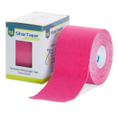 einzelne Rolle Tape in rot neben der Verpackung